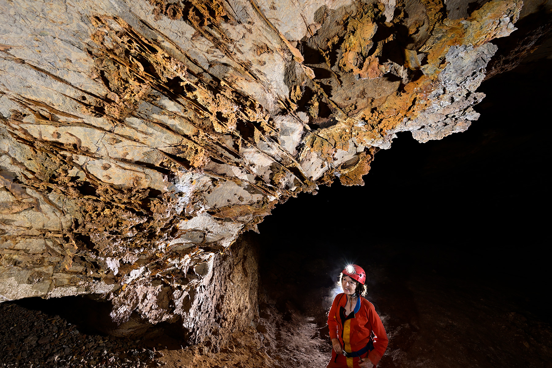 Gruta do Tamboril (Minas Gerais, Brésil) - Spéléo devant une paroi présentant une dissolution différentielle entre la roche dolomitique et les fractures remplies avec des minéraux moins solubles et altérables.